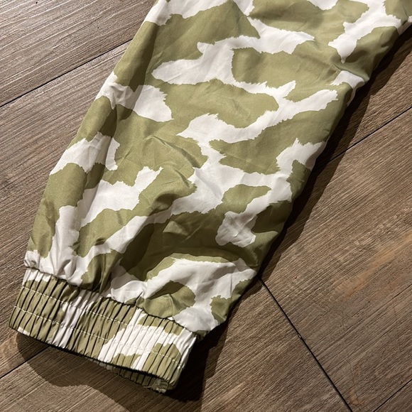 Forever 21 Windbreaker - Picture 5 of 8